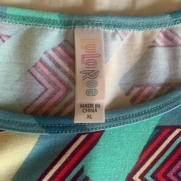 LulaRoe abstract oversized shirt sleeve tunic - Picture 4 of 5